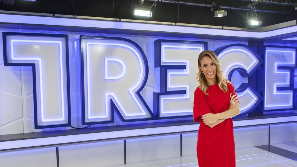 María Ruiz, presentadora de TRECE, recibe el premio Estrella Televisiva Revelación