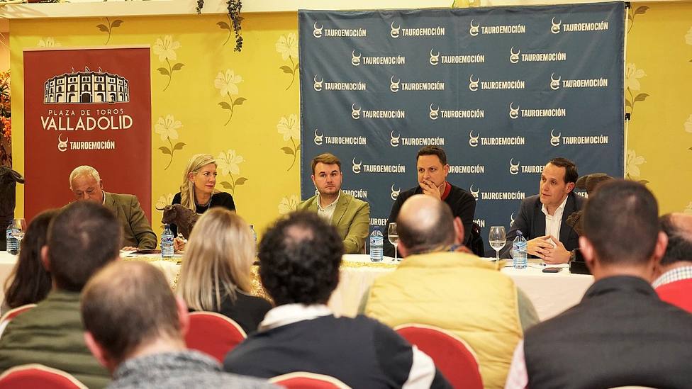 Reunión entre administraciones y aficionados en el Ateneo Cultural Valladolid Ciudad Taurina