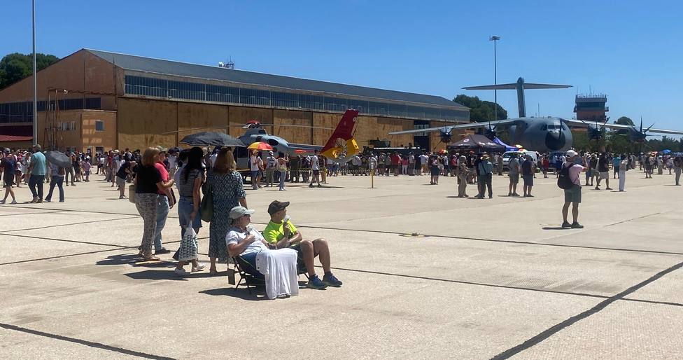 Gente muy preparada para asistir a la Base Aérea de Albacete