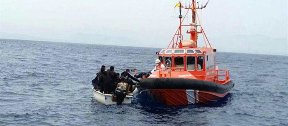 Salvamento marítimo rescata a una embarcación en aguas de Almería. EFE