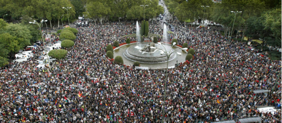 Vista de la plaza de Neptuno de Madrid donde un gran número de personas se congregaron en septiembre de 2012, convocados por la Coordinadora 25S dentro de la iniciativa Rodea el Congreso. EFE