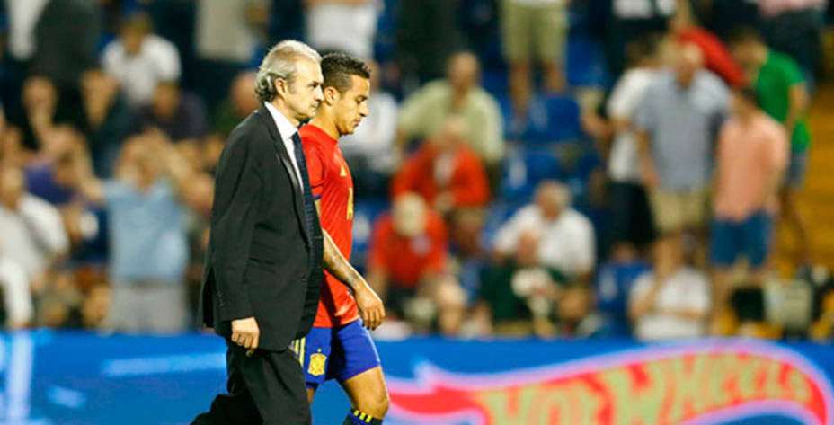 Thiago se retira del Rico Pérez tras sufrir molestias en la rodilla. @sefutbol.