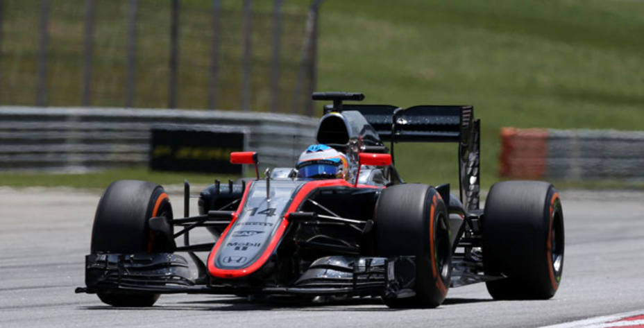 Fernando Alonso solo pudo superar a los Manor en la calificación del GP de Malasia. Reuters.