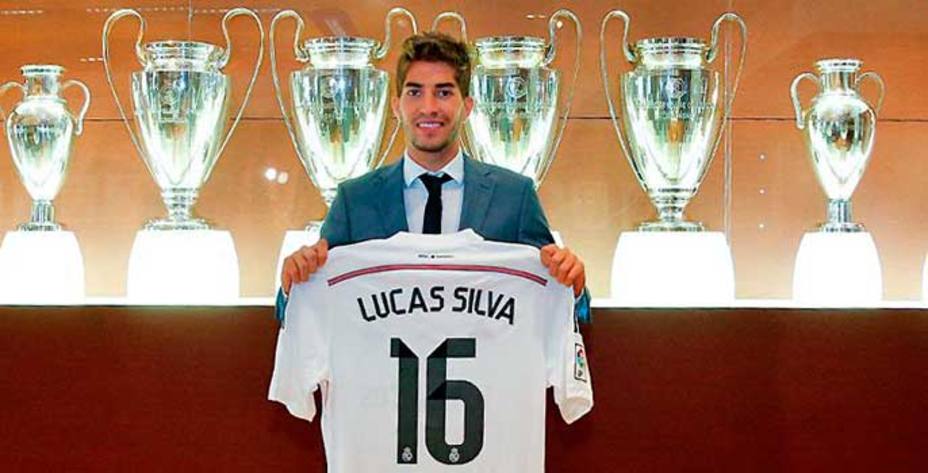 Lucas Silva posa con la camiseta del Madrid. (www.realmadrid.com)