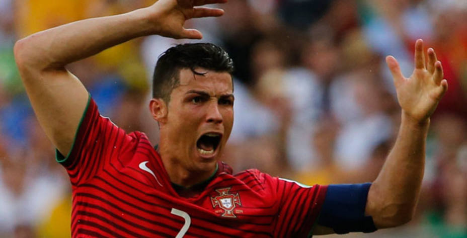 Cristiano Ronaldo reclama un penalti no señalado (Reuters)