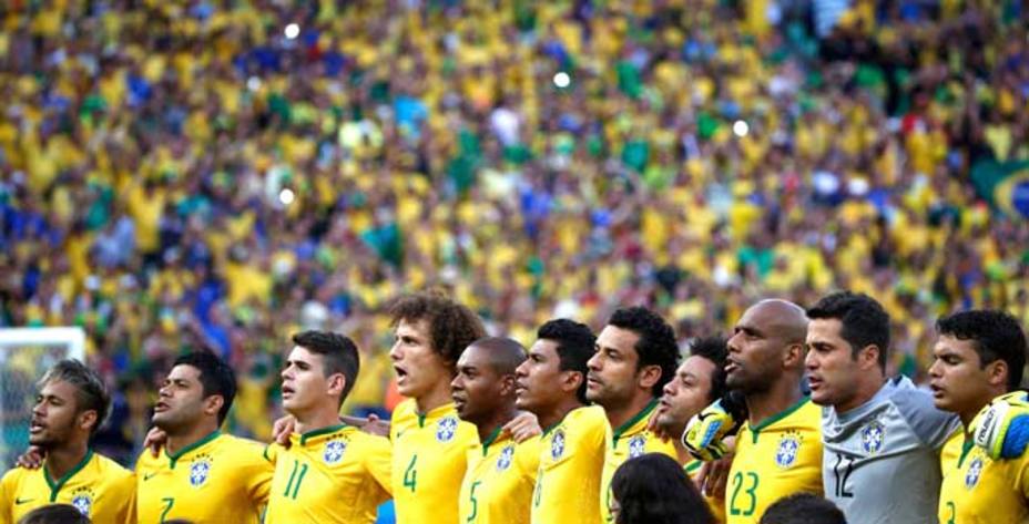 La selección de Brasil, antes de comenzar el partido frente a Colombia. Reuters.