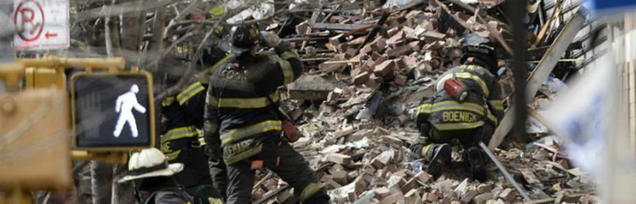 Varios bomberos trabajando ayer en la extinción del incendio en Nueva York.
