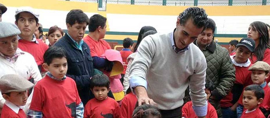 Iván Fandiño junto a los jóvenes aficionados en la plaza de toros de Riobamba