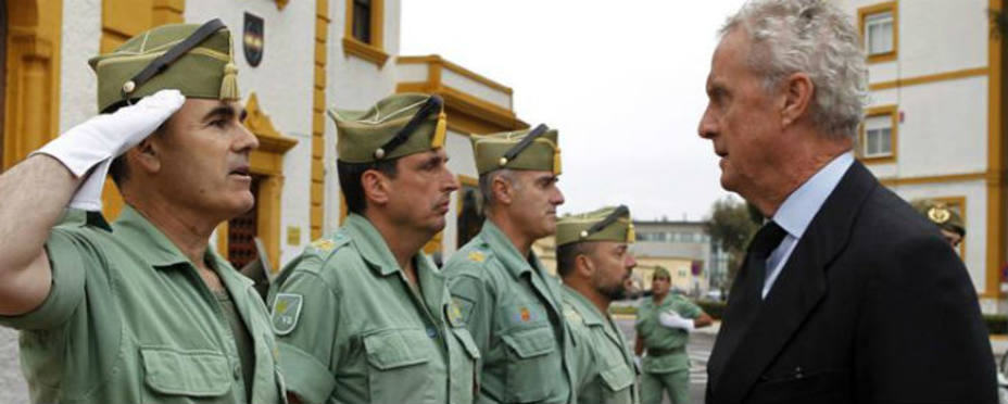 El ministro Morenés durante su visita al cuartel de la Legión de Viator en Almería. EFE