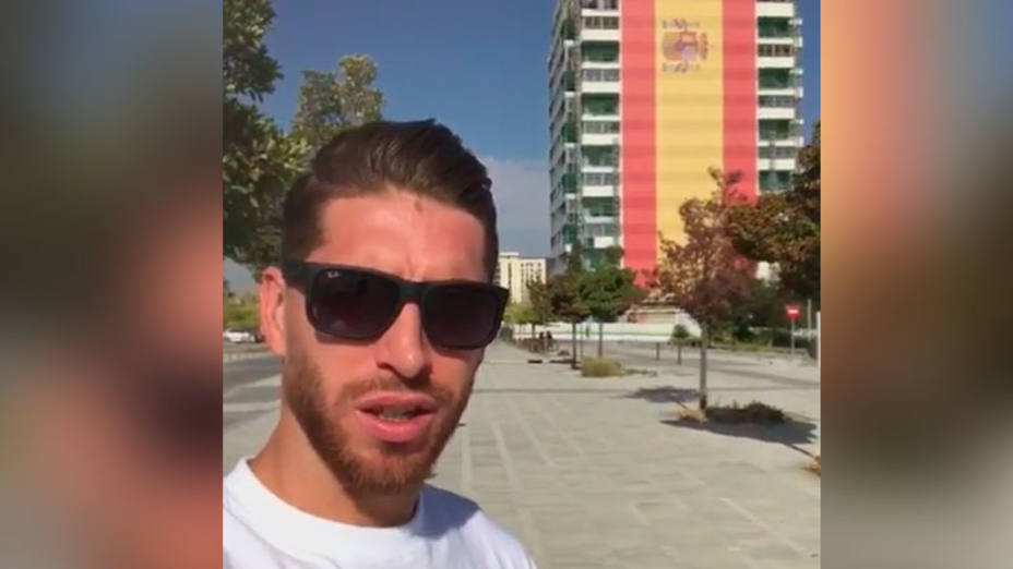 Sergio Ramos, junto a un edificio cubierto con la bandera de España