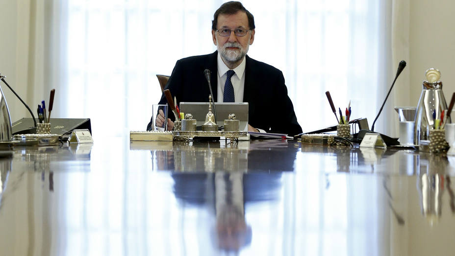 El jefe del Ejecutivo, Mariano Rajoy, preside una reunión extraordinaria del Consejo de Ministros