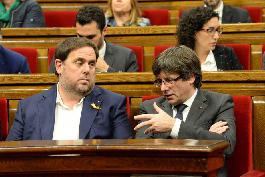 Puigdemont y Junqueras presentan las credenciales en Parlament como diputados