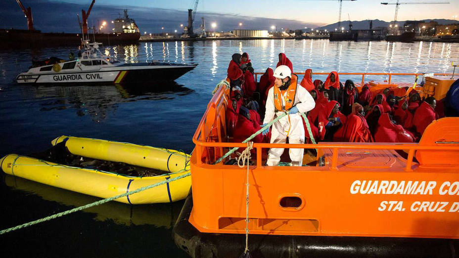Rescatan a más de 100 inmigrantes en dos pateras hinchables en el mar de Alborán
