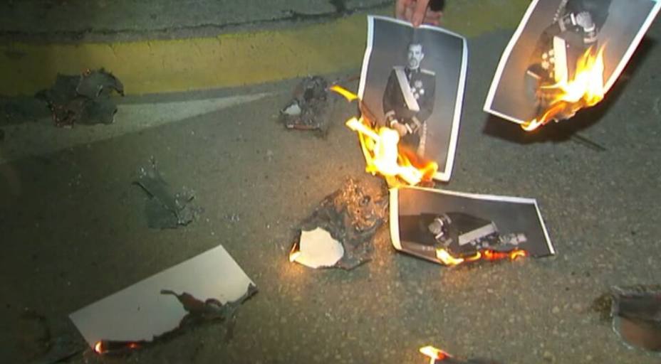 Un centenar de personas queman fotos del Rey en Banyoles