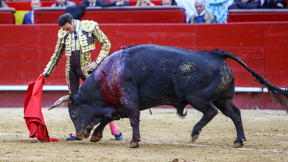 Enrique Ponce durante la faena de muleta al cuarto toro de Garcigrande el pasado sábado en Valencia