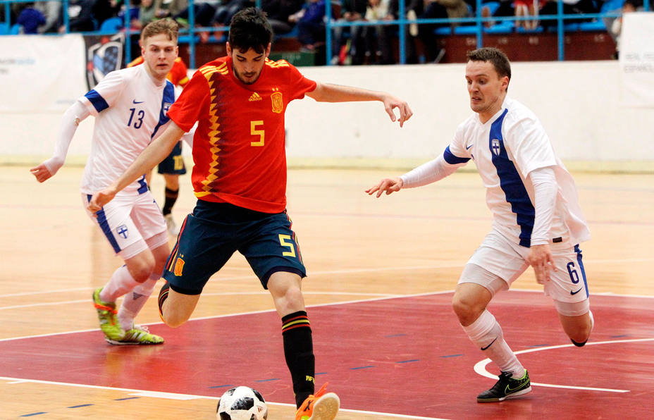 Adolfo controla el balón durante el amistoso entre España y Finlandia en Ferrol. EFE