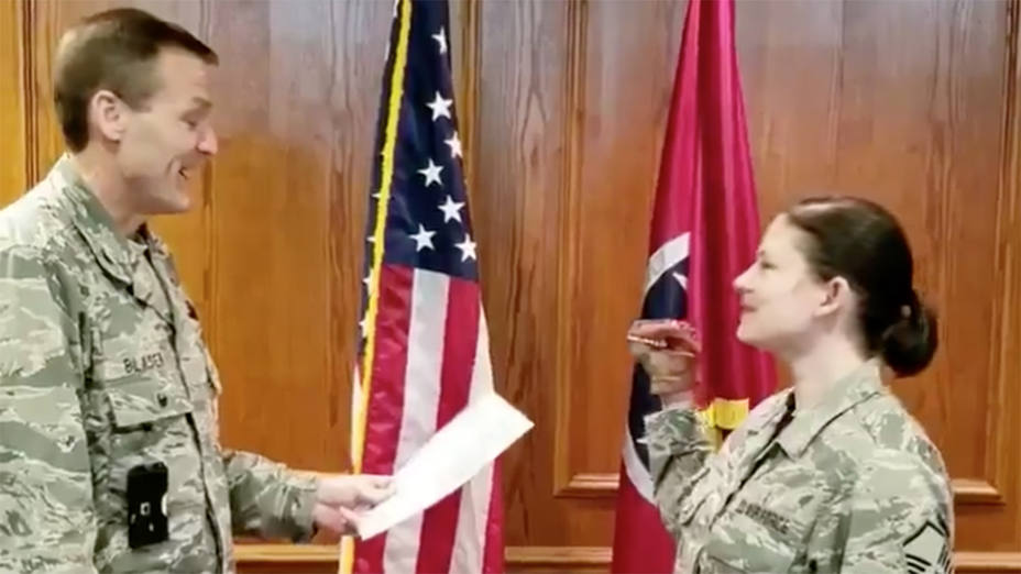 Militares estadounidenses juran el cargo con un muñeco de dinosaurio