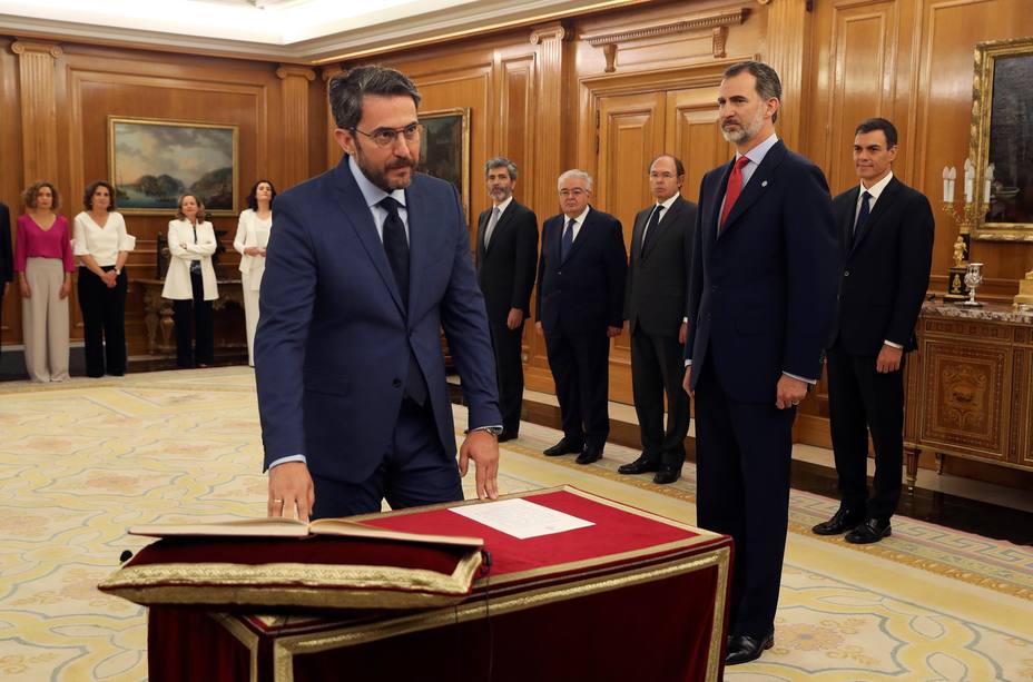 Los nuevos ministros del Gobierno de Pedro Sánchez prometen su cargo ante Felipe VI en el Palacio de la Zarzuela