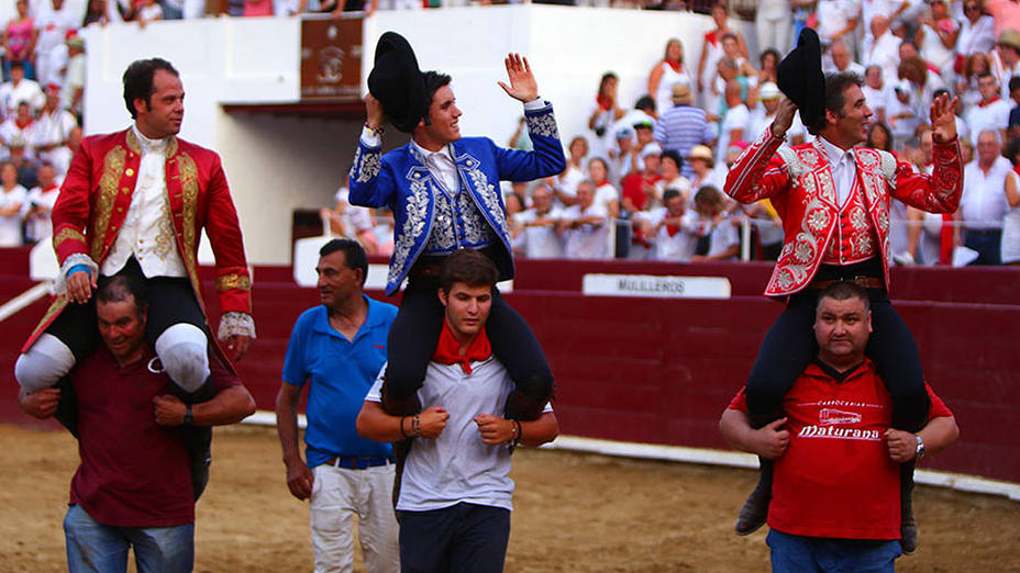 Joao Moura Caetano, Guillermo y Pablo Hermoso de Mendoza, en su salida a hombros en Estella