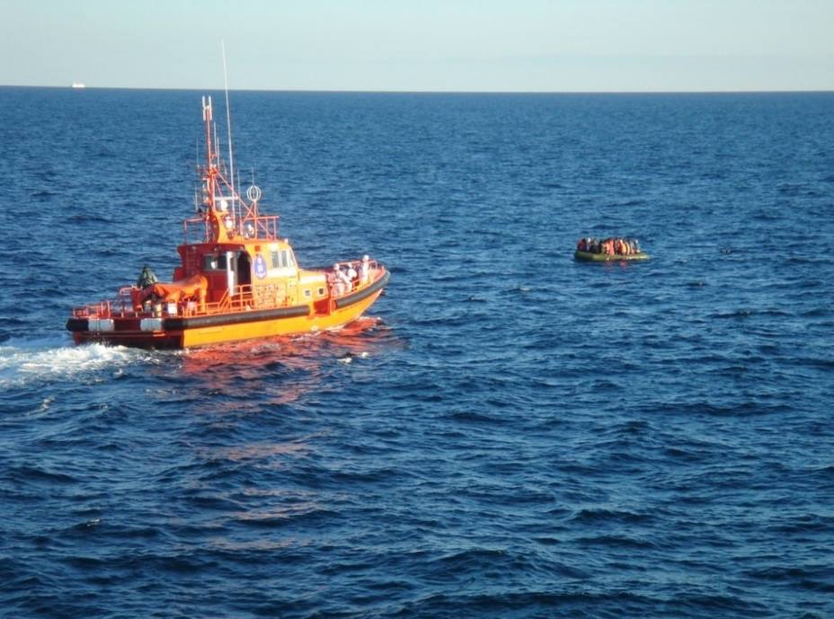 La tripulación del pesquero El Secre rescata una patera en aguas de Almería con 36 personas, una de ellas en el mar