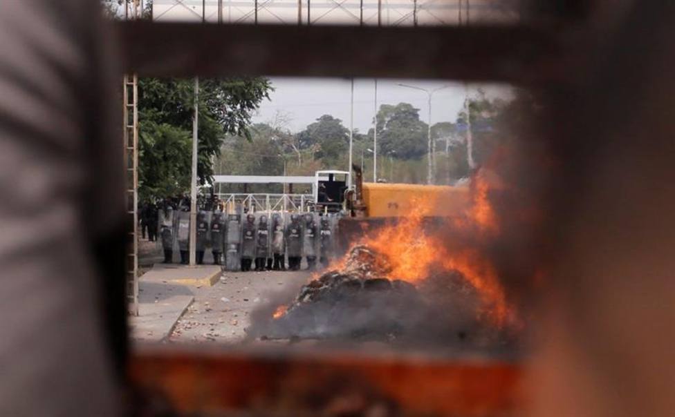 Incendian dos de los camiones con la ayuda humanitaria en la frontera con Venzuela