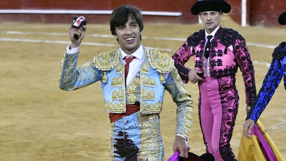 Ángel Téllez con la oreja cortada este lunes en la plaza de toros de Valencia