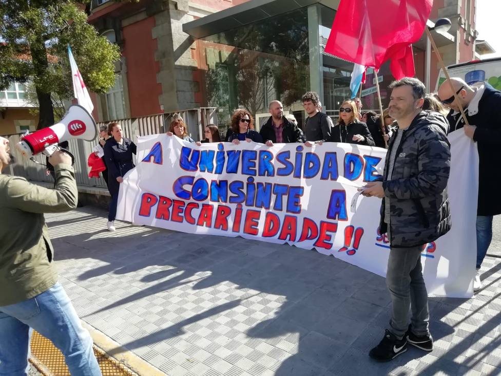 Concentración de la CIG a las puertas del Campus de Ferrol - FOTO: CIG