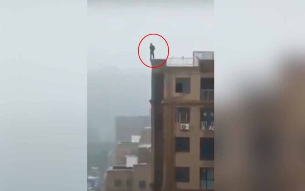 Intenta hacerse un selfie y muere tras resbalarse desde lo alto de un edificio en la India