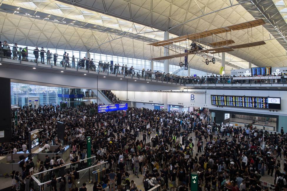 El aeropuerto de Hong Kong suspende sus vuelos por protestas