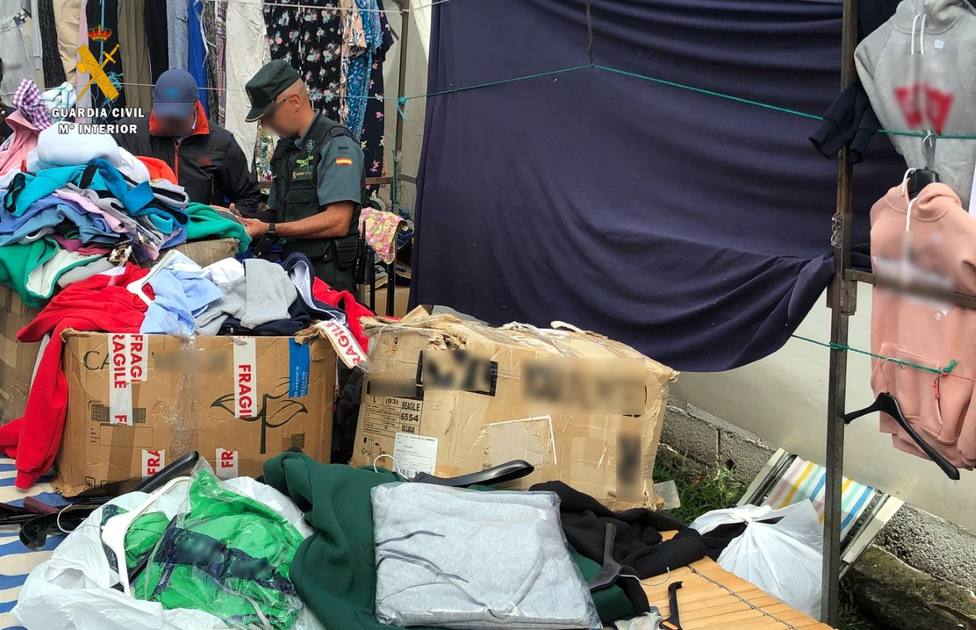 La Guardia Civil interviene más de 230 prendas supuestamente falsificadas en el mercado semanal de Oriñón