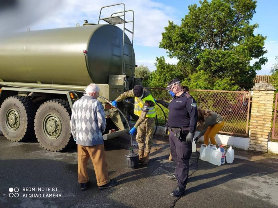 Ayuntamiento y Brigada Guzmán el Bueno desplazan un camión cisterna a Las Jaras ante el desabastecimiento