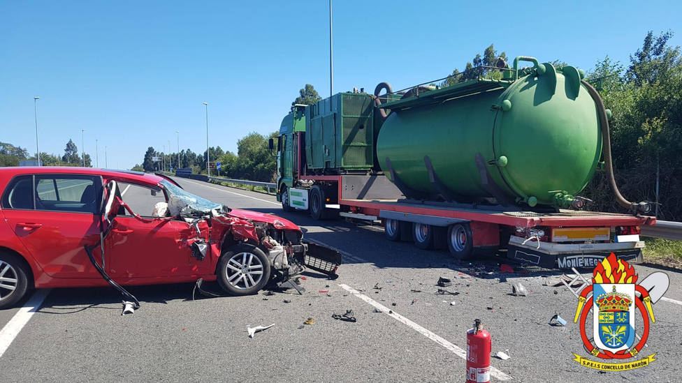El vehículo accidentado sufrió daños importantes en la parte delantera - FOTO: SPEIS Narón