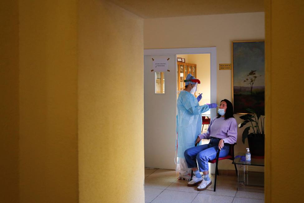 Foto de archivo de personas sanitario haciendo pruebas de coronavirus - FOTO: EFE / Emilio Naranjo