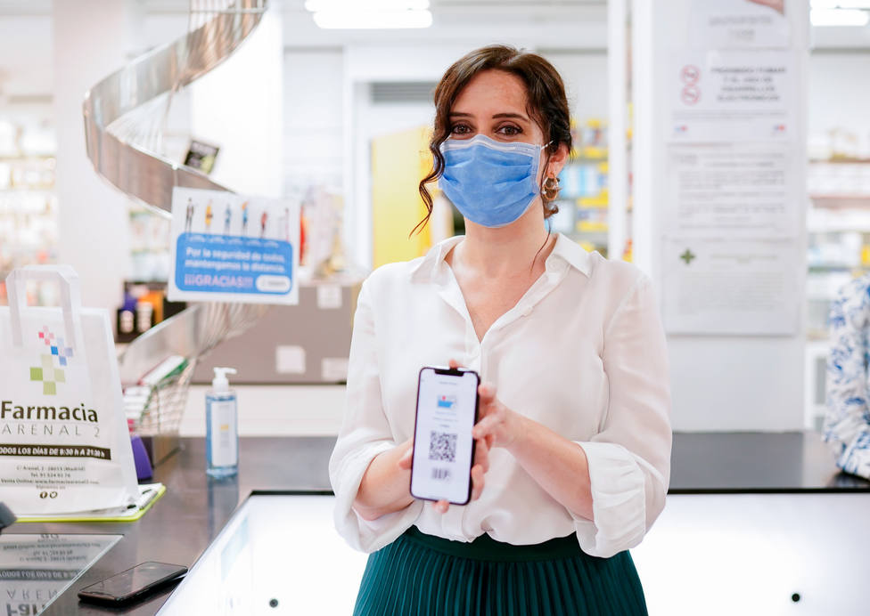 Ayuso presenta la tarjeta sanitaria virtual en Madrid que será accesible desde el lunes 14 de diciembre