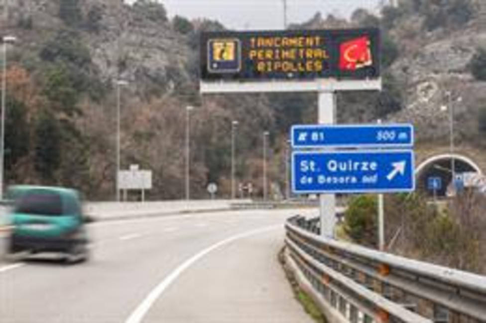 Un cártel en la carretera informa del confinamiento perimetral en la C-17 a la entrada de Ripoll, en Girona
