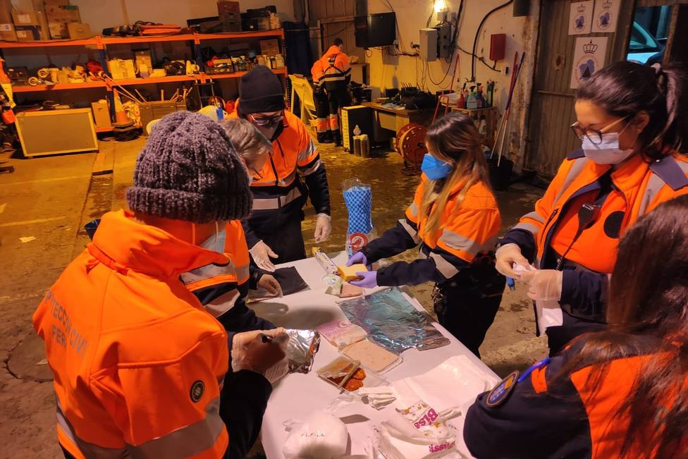 Voluntarios de Protección Civil preparando bebidas calientes y alimentos - FOTO: Concello de Ferrol
