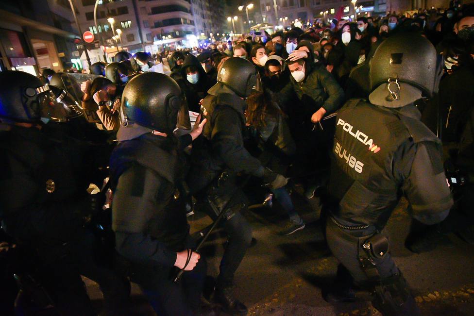Tercera noche de protestas por Hasél que se saldan con 16 detenidos en Barcelona y Valencia
