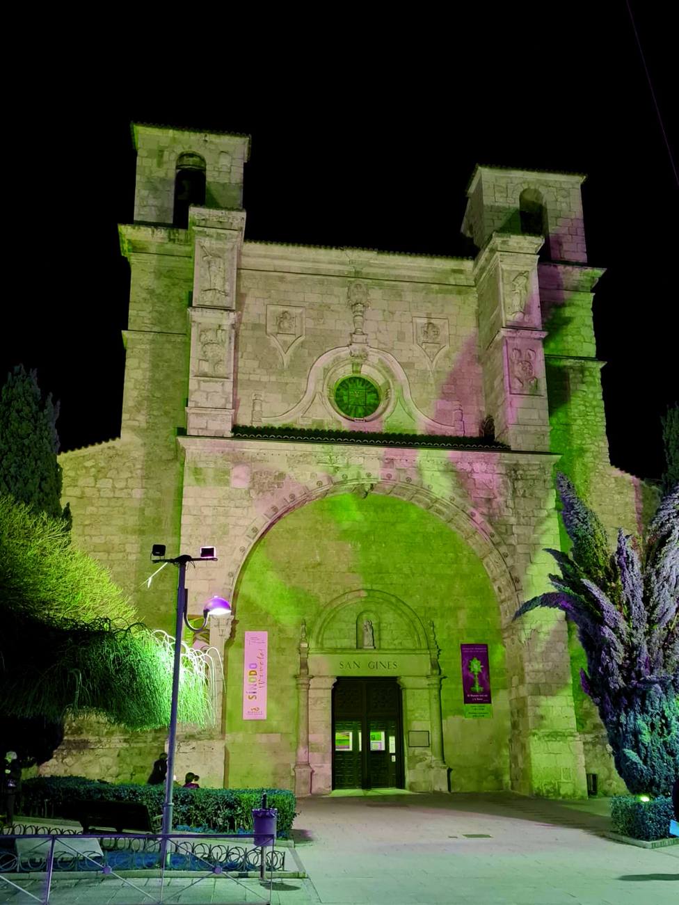 Iglesia de San Ginés iluminada en verde por el Día de las Enfermedades Raras