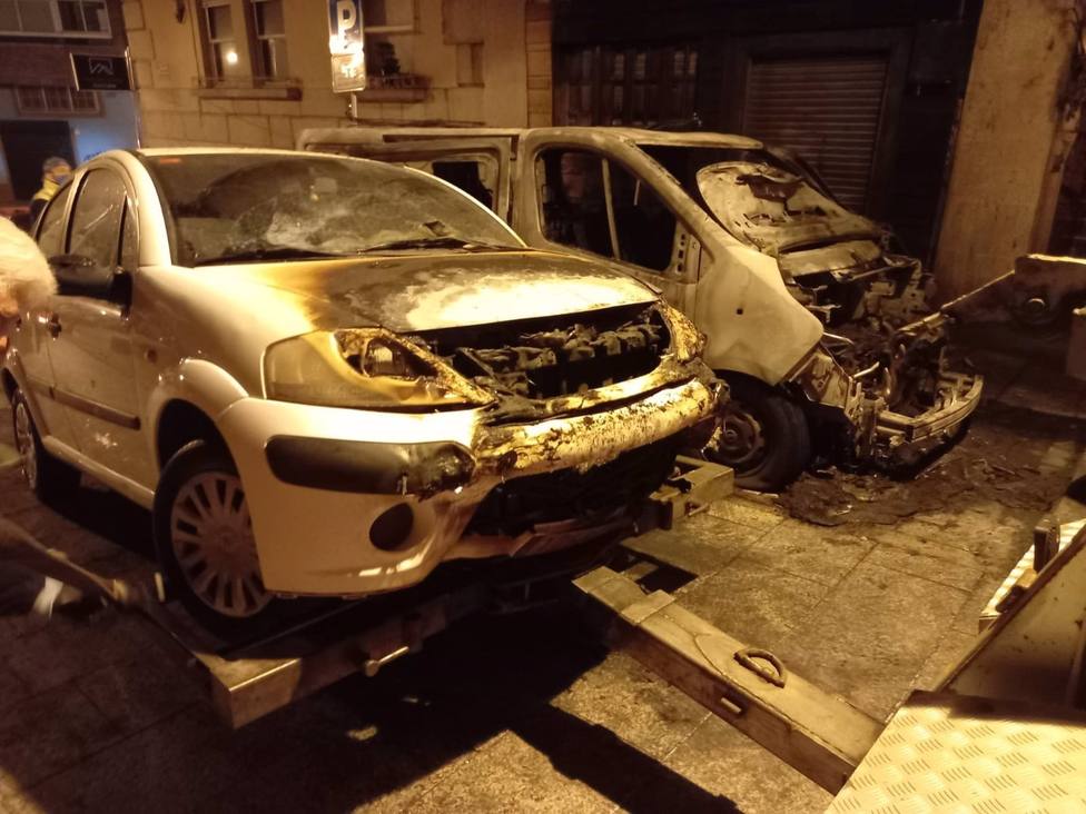 Dos hombres detenidos en Vigo por quemar una furgoneta en la que habían robado