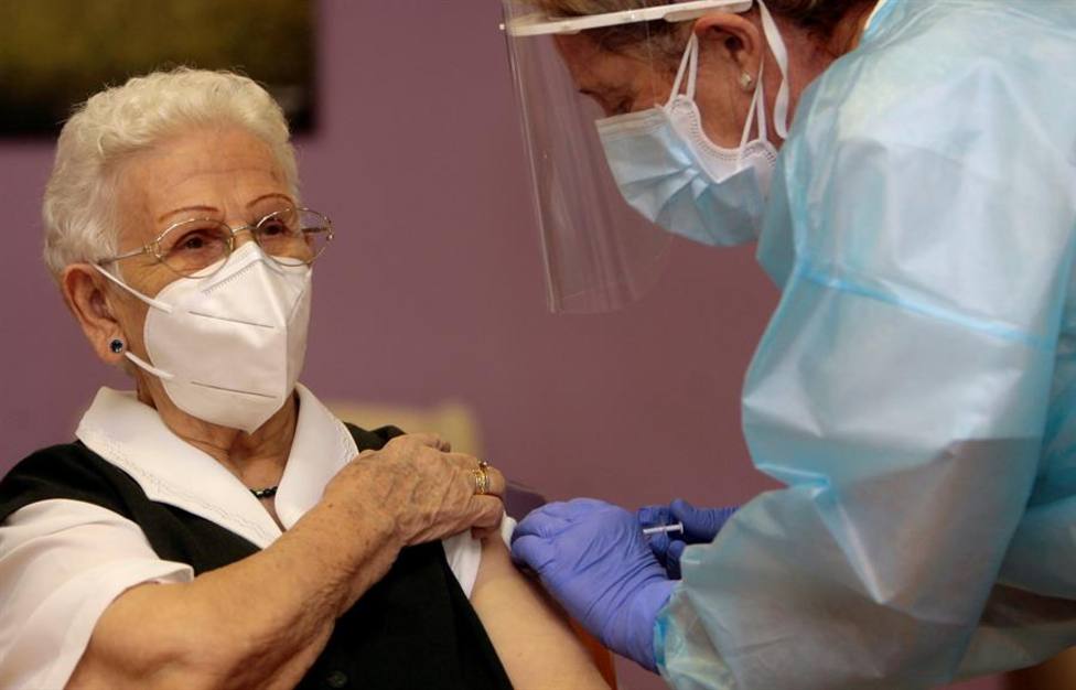 Araceli, de 96 años, la primera española en ser vacunada el pasado 27 de diciembre de 2020
