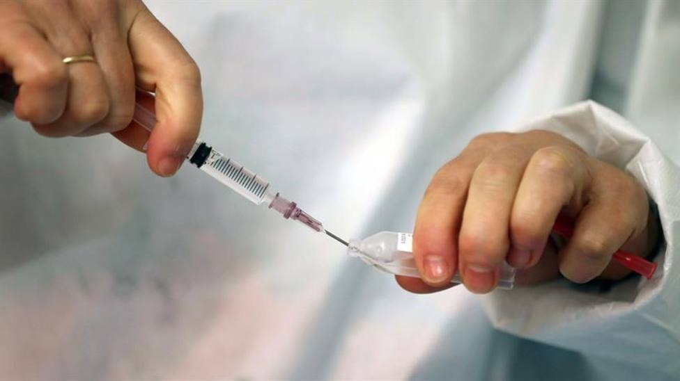 Una enfermera prepara una vacuna en el Autovac del HUCA