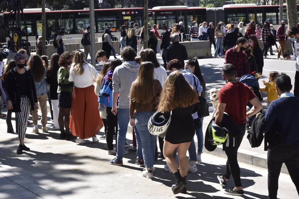 Largas colas para acceder a los espacios delimitados para Sant Jordi en Barcelona