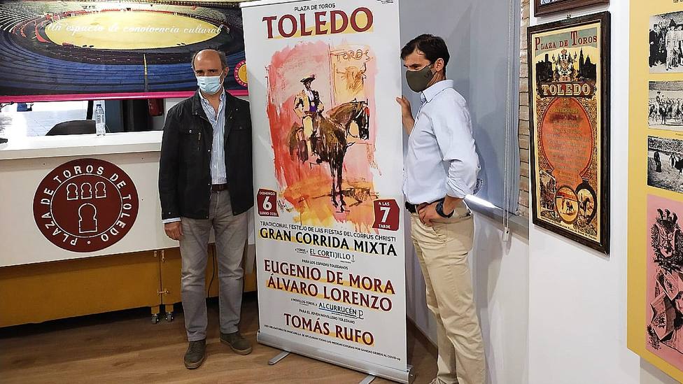 Pablo Lozano y Eugenio de Mora junto al cartel anunciador del festejo del Corpus de Toledo