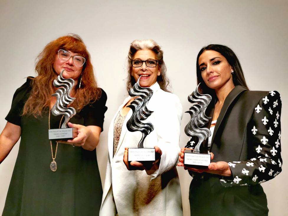 Las galardonadas Isabel Coixet, Kiti Mánver e Inma Cuesta con el palmarés | Imagen del Festival de Cine de Ali