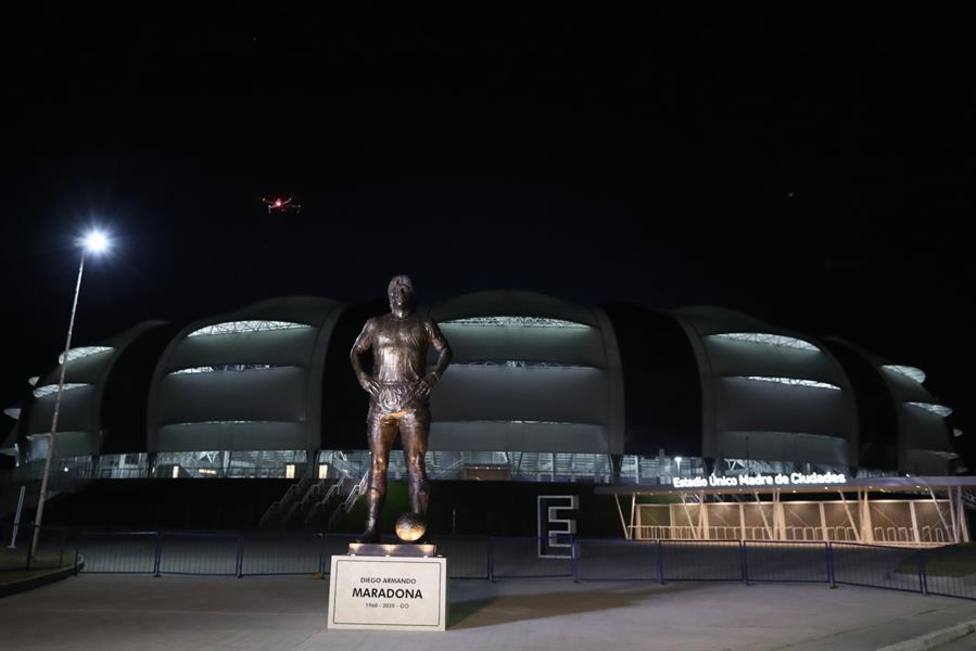 Estatua homenaje a Maradona