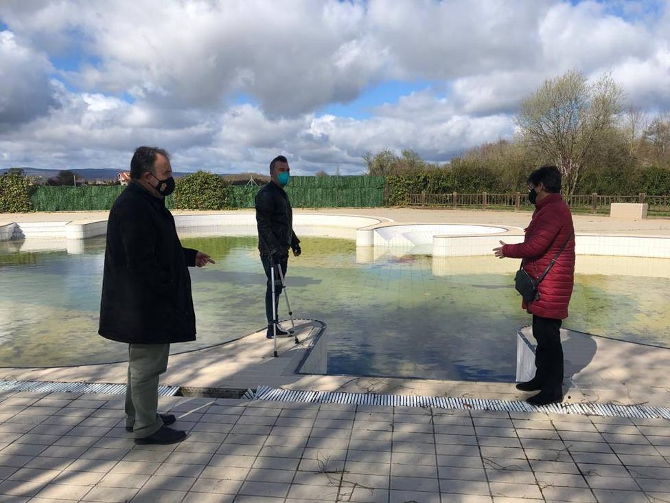 La alcaldesa y dos de los concejales del ayuntamiento de Xinzo visitan la instalación
