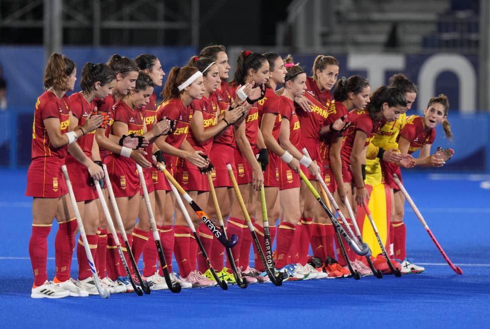 El equipo olímpico femenino de hockey hierba antes de comenzar el partido ante Gran Bretaña