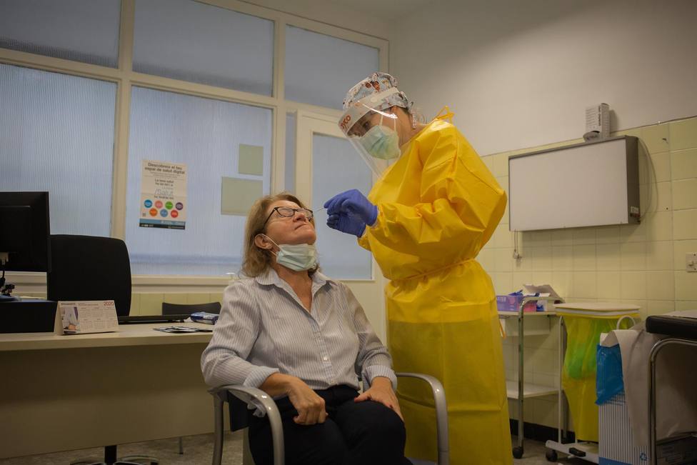 Una sanitaria realiza un test rápido de antígenos de detección de coronavirus a una doctora