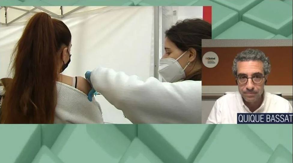 El epidemiólogo Quique Bassat detalla quiénes deben ponerse la cuarta dosis de la vacuna de cara a este verano