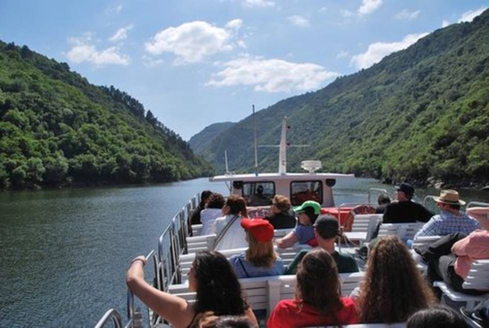 Un grupo de turistas realiza una ruta en catamarán por la Ribeira Sacra